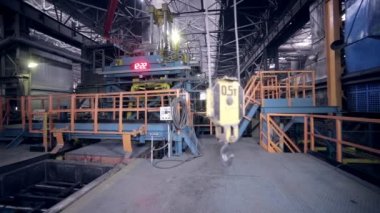 Robotik modern endüstriyel fabrika satırında montaj.