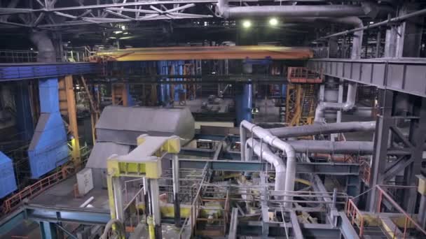 Ligne d'assemblage robotique dans une usine industrielle moderne . — Video