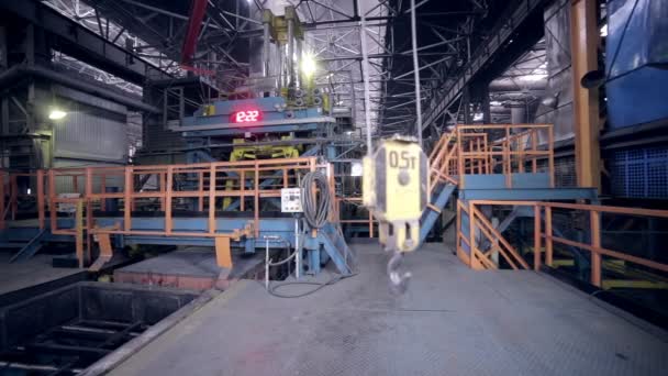 Linha de montagem de robótica em uma fábrica industrial moderna . — Vídeo de Stock