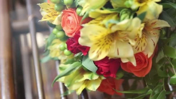 Όμορφα φωτεινά λουλούδια στο υπέροχο μπουκέτο. — Αρχείο Βίντεο