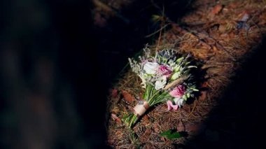 Güzel gelin buketi ormanda güneş ışığı altında. HD.