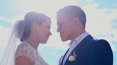 Evli güzel genç çift aşık sadece güneş öpücük.