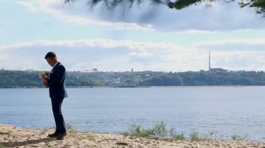 Güzel manzara arka plan üzerine toplantı gençlerin. Aşık çiftler.