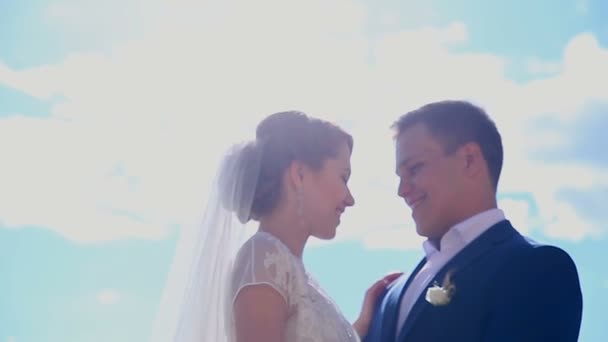 爱美丽的年轻夫妇刚刚结婚在阳光下的吻. — 图库视频影像