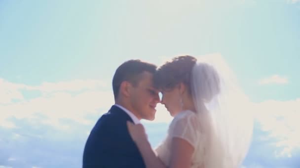 Όμορφο νεαρό ζευγάρι στην αγάπη απλά έγγαμος φιλί στον ήλιο. — Αρχείο Βίντεο
