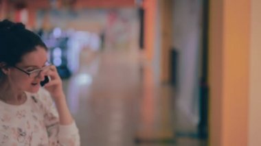 Mutlu alışveriş kadın smartphone üzerinde söz Ticaret Merkezi.