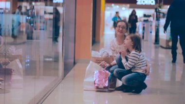 Anne ve kızı shoping, mağazası seyir ticaret merkezinde yürüyüş.