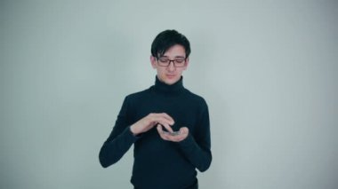 Genç adam para için kamera atar. Dolar.