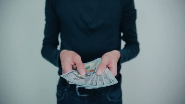 Vrolijke man met geen gezicht weergegeven: geld, dividend winst, inkomsten, winst, winst, voordeel. — Stockvideo