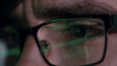 Veri yansıması programcılar, hackerlar gözlük kod.