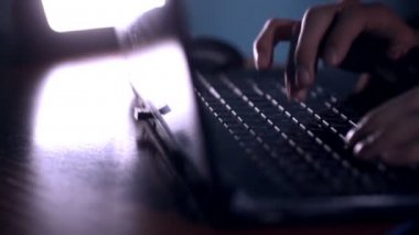 Hacker çalıntı kredi kartları ile bilgisayar kesmek, para, on-line alışveriş çalıyor.