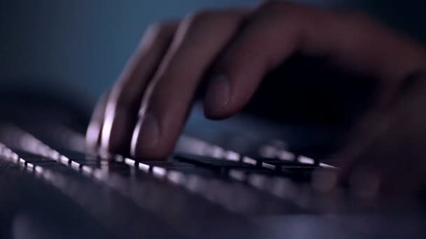 Hacker con tarjetas de crédito robadas hacks ordenador, roba dinero, compras en línea . — Vídeo de stock