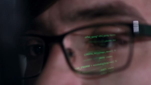 Codice dati Riflessione in Programmatori, hacker Occhiali . — Video Stock