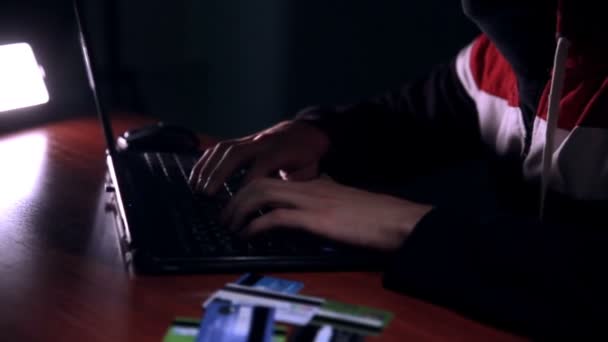 Hacker mit gestohlenen Kreditkarten hackt Computer, stiehlt Geld, kauft online ein. — Stockvideo
