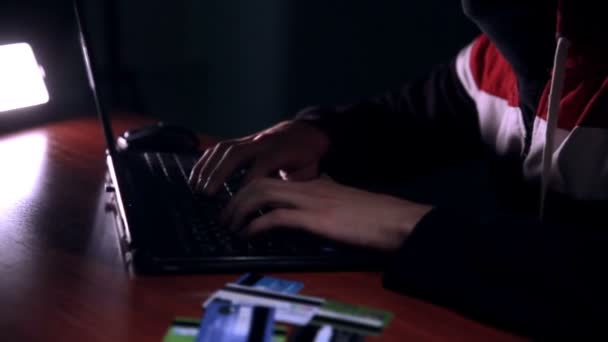 Hacker cu carduri de credit furate hacks computer, fură bani, cumpărături on-line . — Videoclip de stoc