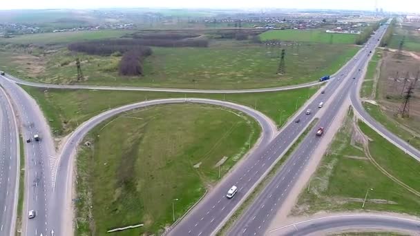 Tráfico en una carretera . — Vídeo de stock