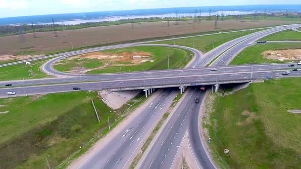 Tráfico en una carretera . — Vídeos de Stock