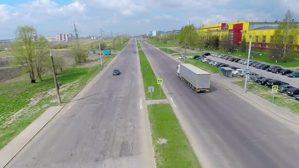 高速道路、高速道路、高速道路、都市交通インターチェンジの空撮. — ストック動画