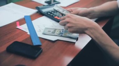 Bize onun işyerinde office dolar para sayma işadamı.