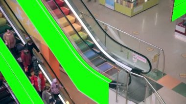 Alışveriş Merkezi yeşil ekran reklam alanı ile yürüyen merdiven. Yürüyen merdiven üzerinde insanların kalabalıklar. Timelapse.