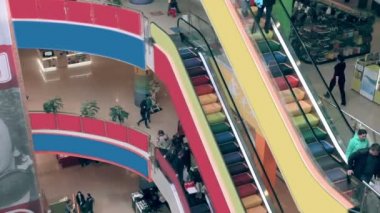 Alışveriş alışveriş merkezinde yürüyen merdiven. Yürüyen merdiven üzerinde insanların kalabalıklar. Timelapse.