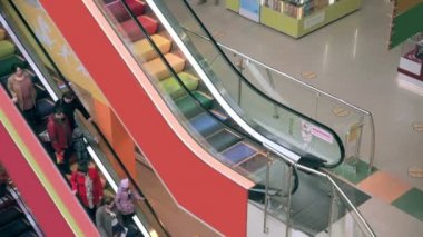 Alışveriş alışveriş merkezinde yürüyen merdiven. Yürüyen merdiven üzerinde insanların kalabalıklar. Timelapse.