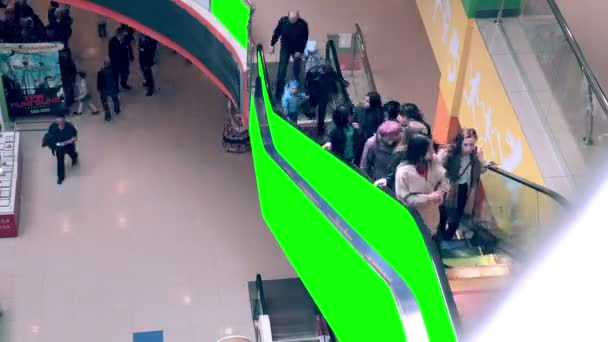 Escada rolante no shopping center com espaço de publicidade tela verde. Multidões de pessoas na escada rolante. Prazo de validade . — Vídeo de Stock