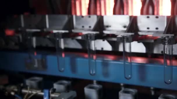 Automatic machine produces vials and ampoules, bottles for pharmaceutical, chemical industry. — Stock Video