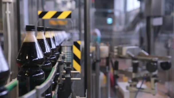 Förderband zur Herstellung kohlensäurehaltiger Frischgetränke. — Stockvideo