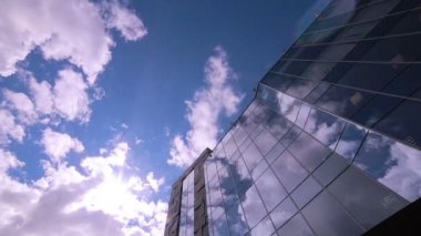 Bulutlar ofis binası içinde yansıyan atlamalı, zaman.