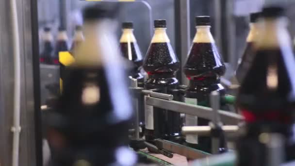 Conveyor for the production of carbonated fresh drink. — Stock Video