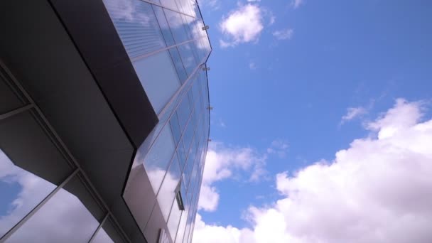 El lapso de tiempo, las nubes reflejadas en la oficina . — Vídeos de Stock