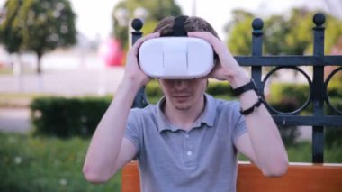 VR gözlükle dostum, bunları kaldırın. Heyecanlı, yeni modern teknoloji hakkında etkilendim.