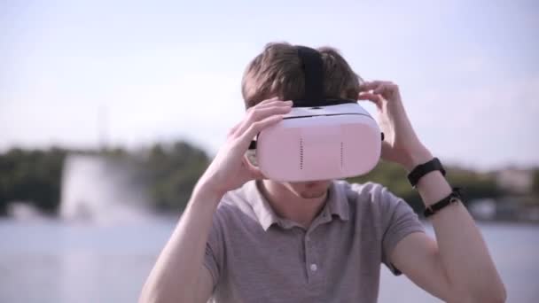 Ung Man klädd i virtuell verklighet glasögon utomhus. — Stockvideo
