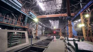 Bir büyük bitki binanın endüstriyel iç. İç görünüm.