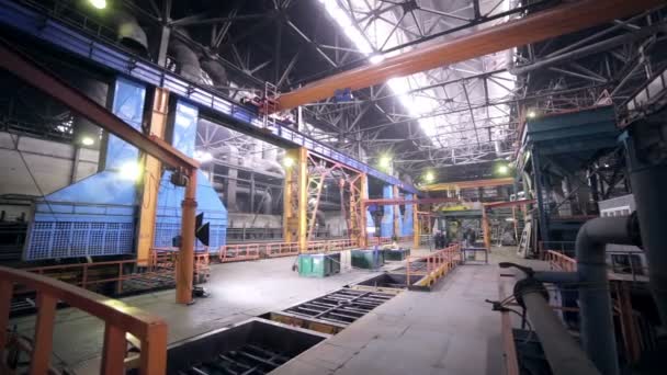 Σύγχρονες εγκαταστάσεις σε ένα βαρύ βιομηχανικό εργοστάσιο. — Αρχείο Βίντεο