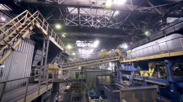 Installation moderne dans une usine industrielle lourde . — Video