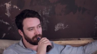 Adam Exhaling duman bir Buharlaştırıcı.