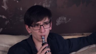 Genç sigara elektronik vape adam. Vaping Cafe.