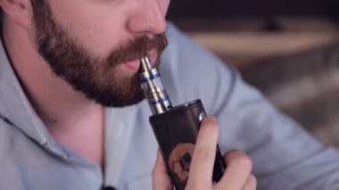 Adam Exhaling duman bir Buharlaştırıcı.