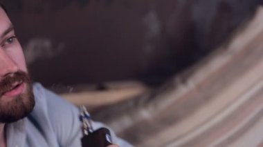 Genç sigara elektronik vape adam. Vaping Cafe.