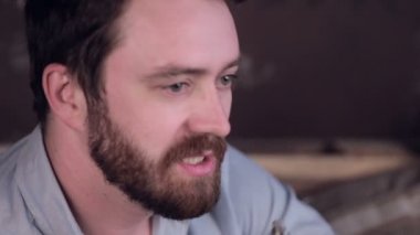 Genç sigara elektronik vape adam. Vaping Cafe.