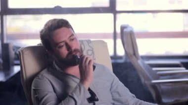 Genç sigara elektronik vape adam. Vaping Cafe.