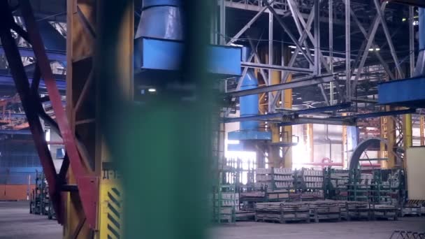 Industrielles Interieur eines riesigen Fabrikgebäudes. Innenansicht. — Stockvideo