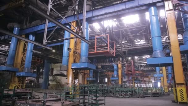 Βιομηχανική εσωτερικό του ένα τεράστιο εργοστάσιο οικοδόμησης. Διαρύθμιση χώρων. — Αρχείο Βίντεο