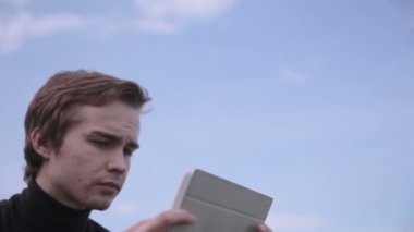 Sohbet, tablet bilgisayar parkta oturan genç adamla dalga köpüğü, eğitim.