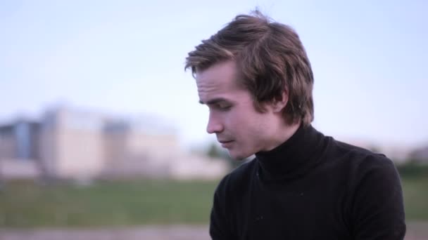 Joven recibiendo mensaje con la tableta cerca del lago de la ciudad . — Vídeos de Stock