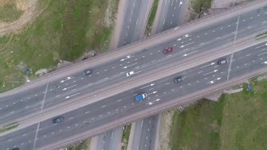 Bir karayolu üzerinde trafik. Hava atışı.