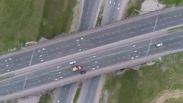 Vista aérea del coche de conducción en una carretera . — Vídeo de stock