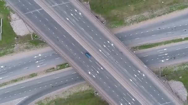 Pozemních komunikacích na dálnici. Letecký snímek. — Stock video